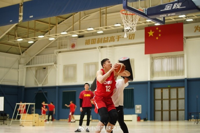 中國籃球之隊官博：大塊頭 大能量 祝李炎哲25歲生日快樂！