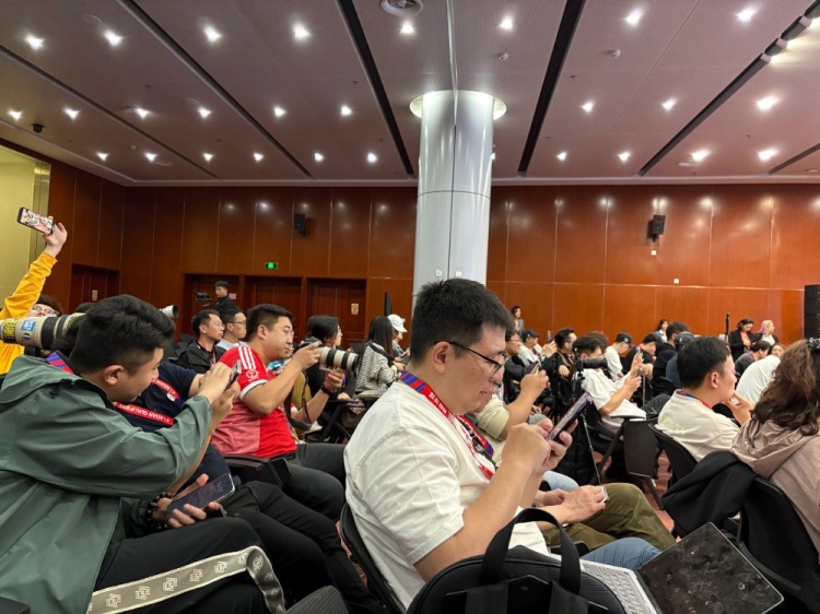 萬眾矚目！記者擠滿國足賽前新聞發(fā)布廳，賽場記者預(yù)計(jì)超300人