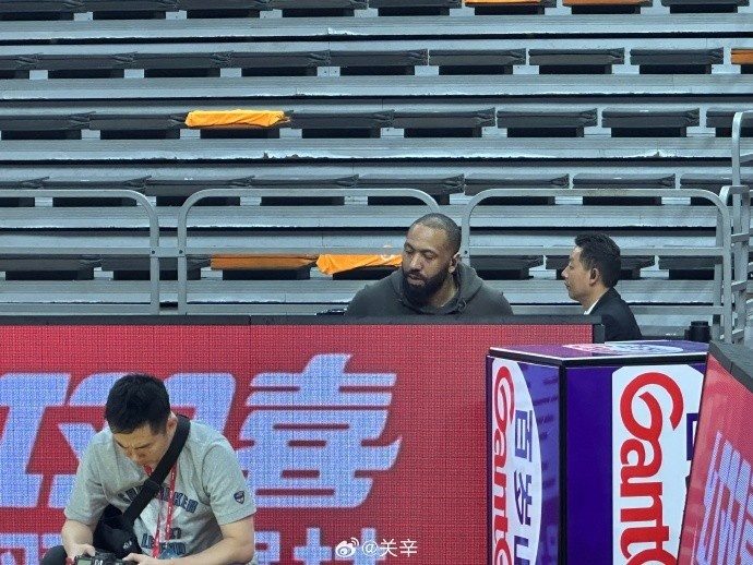 今晚不打？廣東主場迎戰(zhàn)廣廈 吉倫沃特一身便裝現(xiàn)身球館