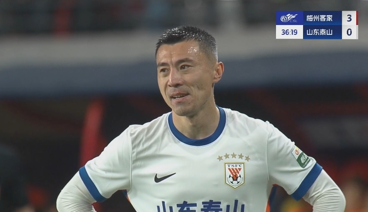 34分鐘0-3落后！36歲鄭錚苦笑36歲大雷沮喪 替補席黃政宇神態(tài)輕松