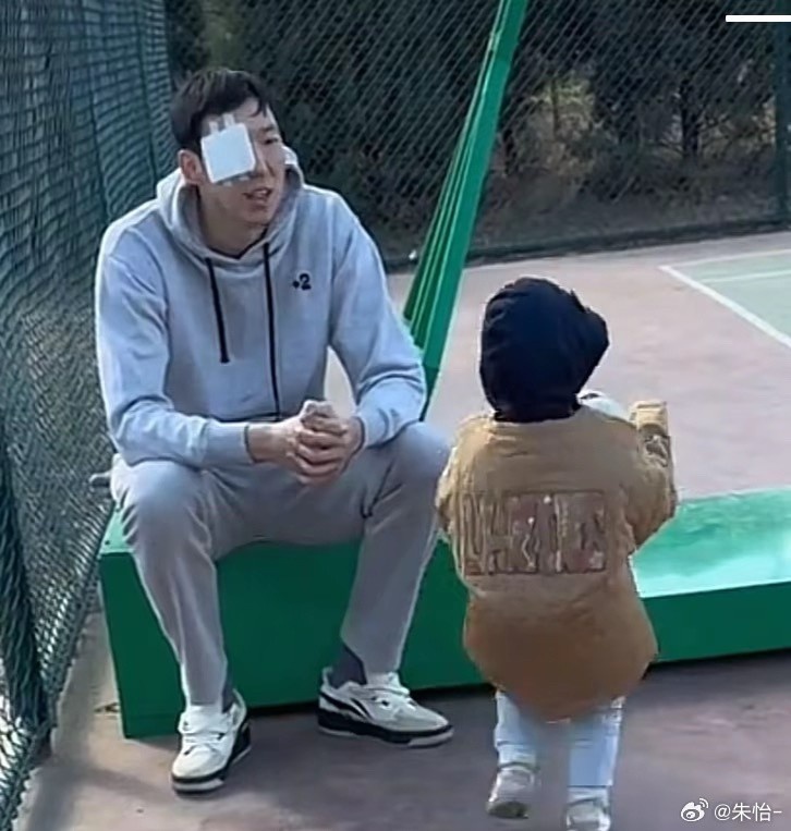顧家好男人！記者曬出周琦手術后回歸家庭帶娃照片